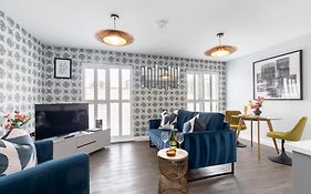 Elliot Oliver - Charming One Bedroom Apartment With Parking In The Docks